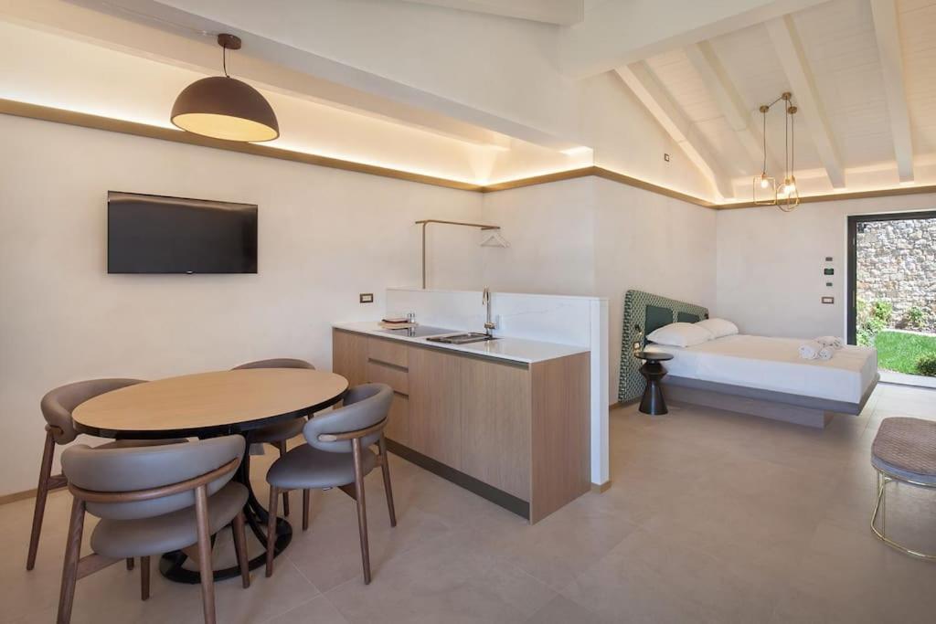 Villa Divina-Apt Armonia-Con Piscina E Vista Lago Castelletto Di Brenzone Buitenkant foto